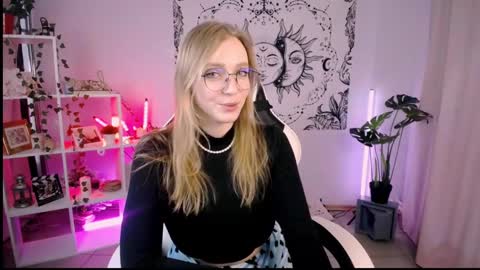Snapshot of veronicaandersen chatting on February 24, 2025, 5:20 pm VERONICA online show from February 24, 2025, 5:20 pm