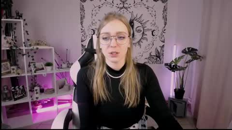 Snapshot of veronicaandersen chatting on February 28, 2025, 8:28 pm VERONICA online show from February 28, 2025, 8:28 pm