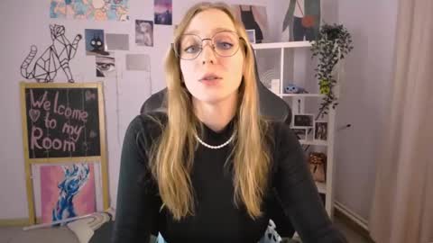 Snapshot of veronicaandersen chatting on March 6, 2025, 5:43 pm VERONICA online show from March 6, 2025, 5:43 pm