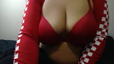 vibe_xxxo online show from January 8, 2026, 2:36 am