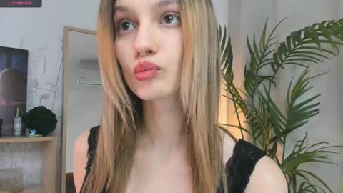 Snapshot of vibes_of_joy chatting on March 3, 2025, 11:22 am Mikky online show from March 3, 2025, 11:22 am