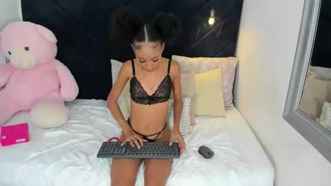 Snapshot of vicky_castillo chatting on May 29, 2026, 10:19 pm Vicky Castillo online show from May 29, 2026, 10:19 pm