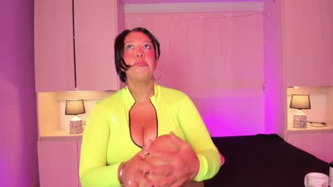 Snapshot of vicky_ruiz chatting on January 8, 2025, 8:18 pm V I C K Y online show from January 8, 2025, 8:18 pm