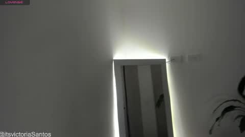 Victoria Santos online show from March 29, 2026, 9:37 pm