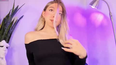 D A N I online show from November 4, 2025, 5:56 pm