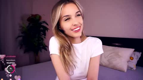 Snapshot of victoriadreamtt chatting on October 3, 2025, 7:44 pm Anasteisha Day Helen Night online show from October 3, 2025, 7:44 pm