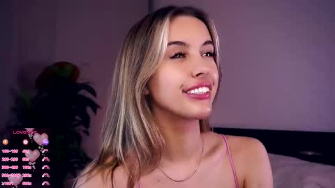 Snapshot of victoriadreamtt chatting on October 14, 2025, 7:47 pm Anasteisha Day Helen Night online show from October 14, 2025, 7:47 pm