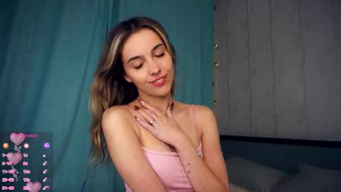 Snapshot of victoriadreamtt chatting on October 25, 2025, 7:52 pm Anasteisha Day Helen Night online show from October 25, 2025, 7:52 pm