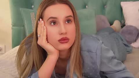 Victoria online show from December 13, 2025, 8:04 pm