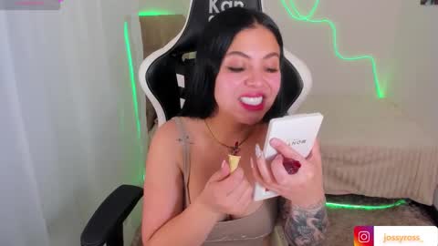 V  I C  T O R I A  online show from November 11, 2025, 7:03 pm