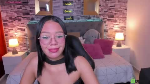 Violet online show from April 21, 2026, 7:39 pm