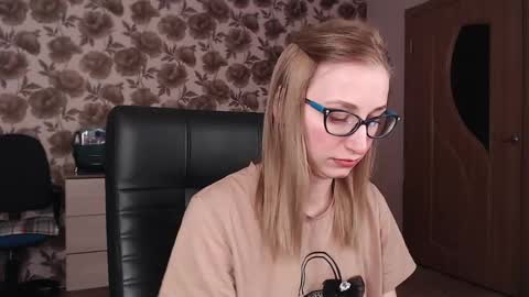 Snapshot of vikaericka chatting on January 13, 2025, 5:44 pm Vika online show from January 13, 2025, 5:44 pm