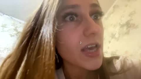 Snapshot of viktoria9898 chatting on January 2, 2025, 10:33 pm Sweett online show from January 2, 2025, 10:33 pm