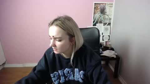 Snapshot of viktoria_lovely chatting on January 2, 2025, 9:22 am viktoria_lovely online show from January 2, 2025, 9:22 am