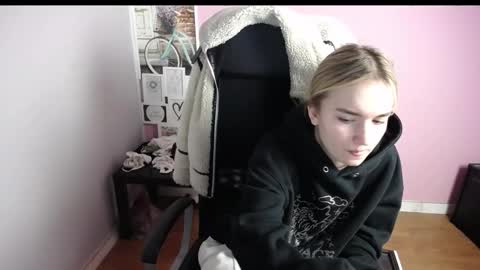 Snapshot of viktoria_lovely chatting on December 23, 2025, 6:55 am viktoria_lovely online show from December 23, 2025, 6:55 am