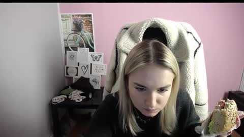 Snapshot of viktoria_lovely chatting on January 7, 2026, 9:23 am viktoria_lovely online show from January 7, 2026, 9:23 am