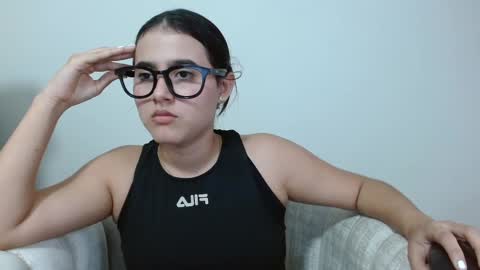 vikysexy28 online show from February 18, 2025, 9:09 pm