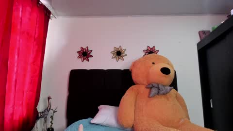 Snapshot of violeet_miller chatting on December 18, 2024, 4:28 pm online show from December 18, 2024, 4:28 pm