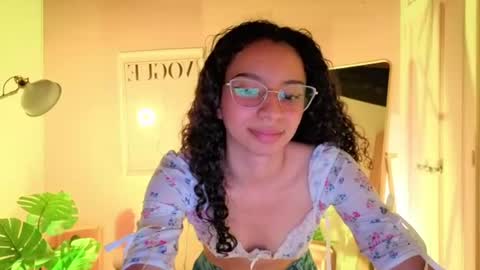 Snapshot of violet__15 chatting on July 1, 2026, 6:40 pm violet__15 online show from July 1, 2026, 6:40 pm