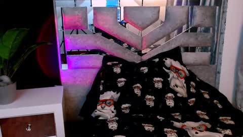 Violet  online show from October 28, 2025, 11:14 am