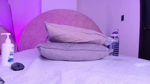 violeta london online show from December 19, 2025, 12:01 pm