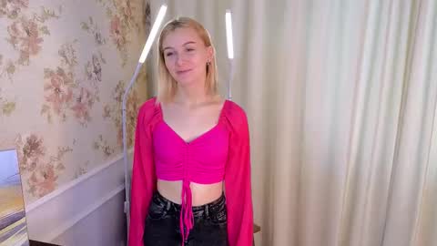 Snapshot of violetdelcourt chatting on October 16, 2025, 3:18 am Mia online show from October 16, 2025, 3:18 am