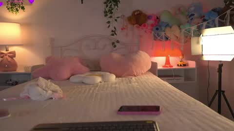 Snapshot of violeth___ chatting on May 5, 2026, 10:12 am violeth___ online show from May 5, 2026, 10:12 am