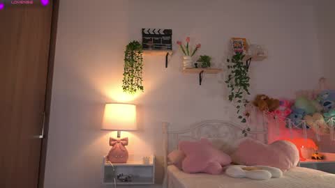 Snapshot of violeth___ chatting on May 11, 2026, 12:11 pm violeth___ online show from May 11, 2026, 12:11 pm