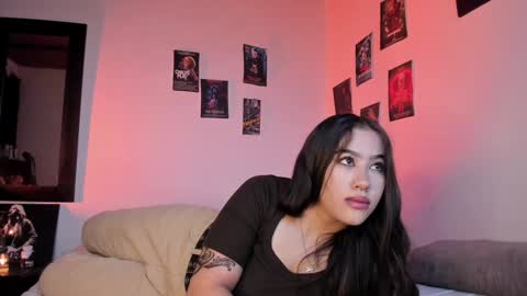 Snapshot of violetsalvatore chatting on December 17, 2024, 3:17 am Violet salvatore online show from December 17, 2024, 3:17 am