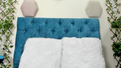 violett  rousee online show from November 4, 2025, 3:44 pm