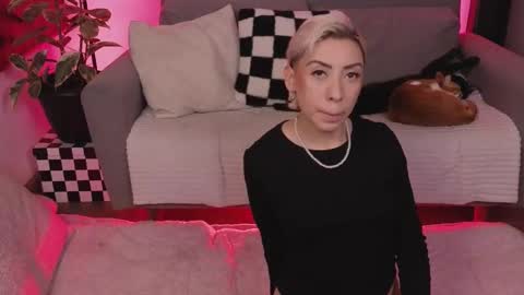 Snapshot of violettgrey_ chatting on November 7, 2025, 1:27 am Violet online show from November 7, 2025, 1:27 am