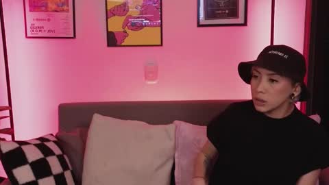 Snapshot of violettgrey_ chatting on November 11, 2025, 1:49 am Violet online show from November 11, 2025, 1:49 am