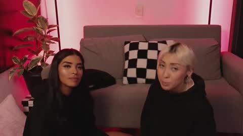 Snapshot of violettgrey_ chatting on November 13, 2025, 2:21 am Violet online show from November 13, 2025, 2:21 am