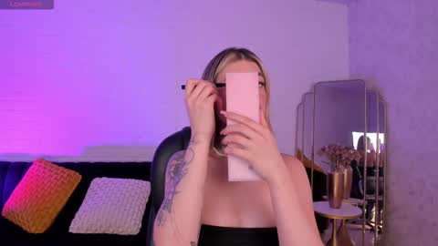 Violett  online show from December 1, 2025, 6:13 pm