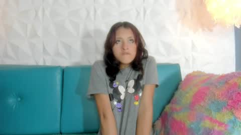 viollet_saens online show from May 22, 2026, 7:52 pm