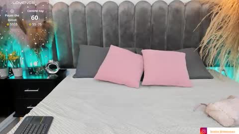 VIOLLET online show from October 12, 2025, 12:26 pm