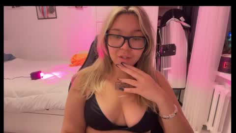 viva_lovee online show from July 7, 2026, 3:49 pm
