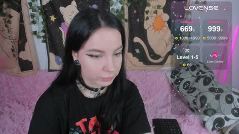 Snapshot of vivi__squirrel chatting on December 3, 2024, 12:27 pm Vivi online show from December 3, 2024, 12:27 pm