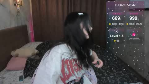 Snapshot of vivi__squirrel chatting on February 10, 2025, 3:03 am Vivi online show from February 10, 2025, 3:03 am