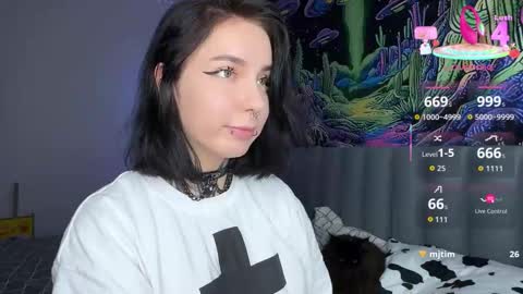 Snapshot of vivi__squirrel chatting on October 3, 2025, 12:46 pm Vivi online show from October 3, 2025, 12:46 pm