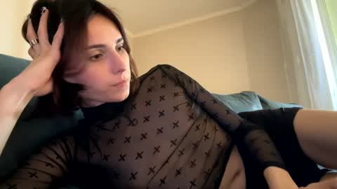 vivianglow online show from July 1, 2026, 1:24 pm
