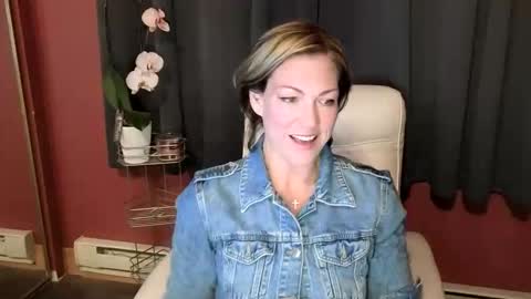 VivianLuxe online show from October 27, 2025, 12:47 am