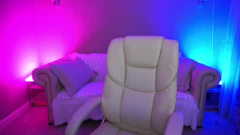 Snapshot of vivianned chatting on November 2, 2025, 8:33 pm Vivien online show from November 2, 2025, 8:33 pm