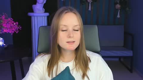 Vivien online show from December 18, 2024, 7:30 pm