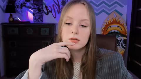 Vivien online show from February 22, 2025, 6:30 pm