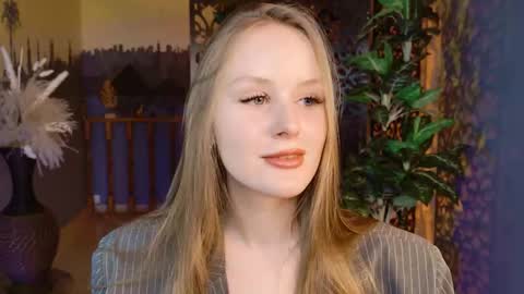 Vivien online show from November 28, 2025, 2:09 pm