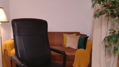 Vivienne online show from October 15, 2025, 4:18 pm