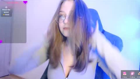 vivivivikkie online show from December 3, 2025, 9:02 pm