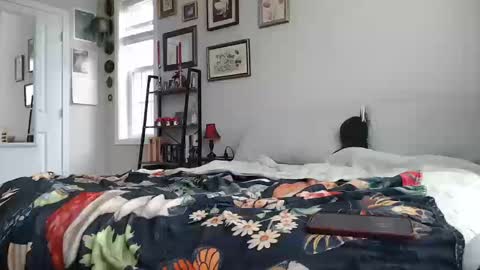 Snapshot of vixenliz chatting on October 10, 2025, 4:28 pm Liz online show from October 10, 2025, 4:28 pm