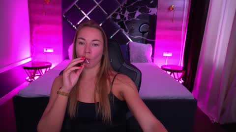 Snapshot of vixenmuse chatting on October 13, 2025, 1:00 pm Ur Lady online show from October 13, 2025, 1:00 pm